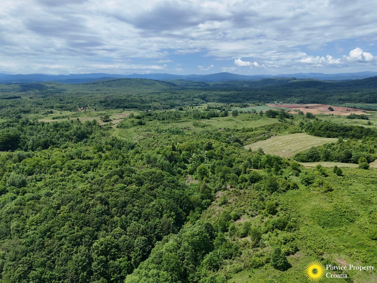 Extensive Off-Grid Building and Agricultural Land Surrounded by Nature — photo 1