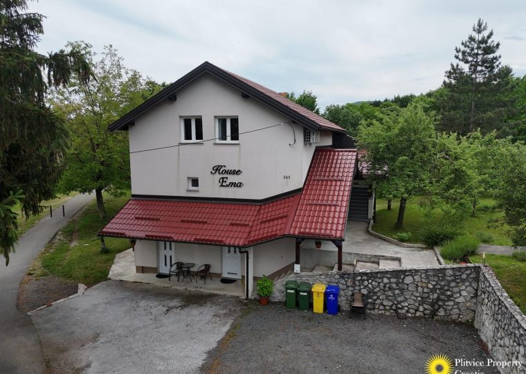 Established Guesthouse in Grabovac Near Plitvice Lakes