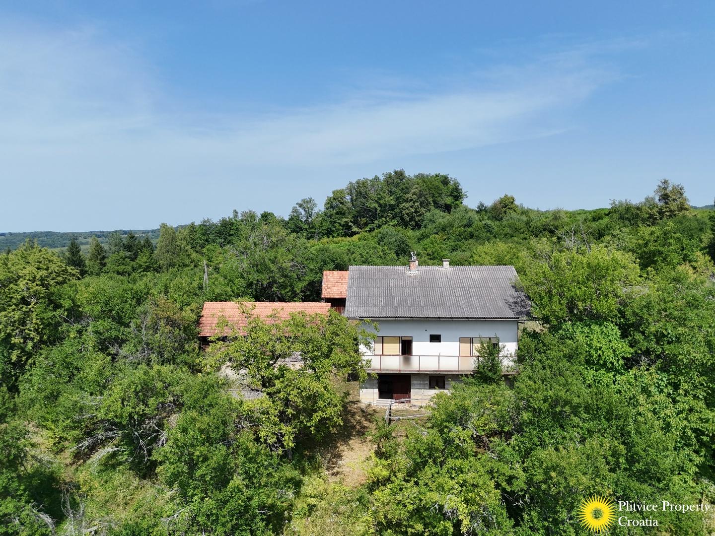 Beautiful Countryside Estate with House, Farm Buildings and Extensive Land — photo 1